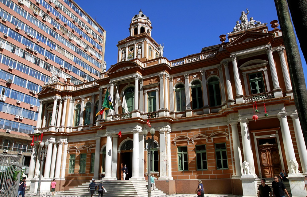 Ir para  <p>A suposta contrata&ccedil;&atilde;o irregular de estagi&aacute;rios levou a Justi&ccedil;a do Trabalho a condenar a Prefeitura Municipal de Porto Alegre a pagar indeniza&ccedil;&atilde;o de R$ 50 mil, mais multa....